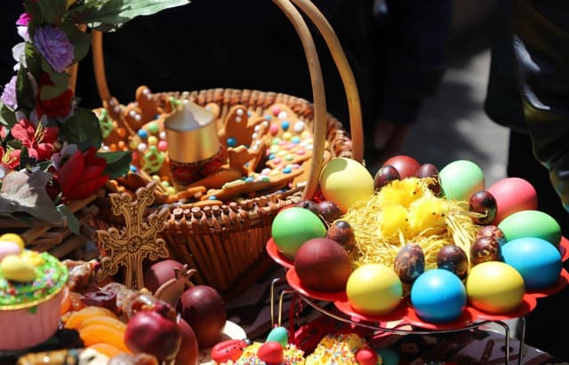 Վաճառվում են Զատիկի գեղեցիկ ապրանքներ՝ գունեղ ձու, զարդեր և նվերներ, Երևանում!